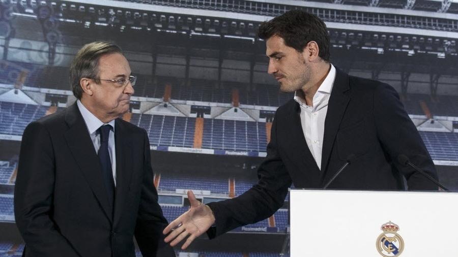 Iker Casillas cumprimenta o presidente do Real Madrid, Florentino Pérez, na despedida do goleiro do clube espanhol - Reuters
