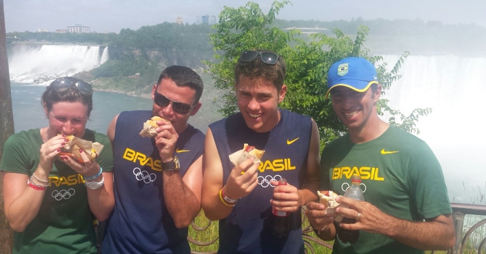 Um dia após conquistar o bronze no adestramento, a equipe brasileira curtiu um dia de folga nas cataratas do Niágara, no Canadá