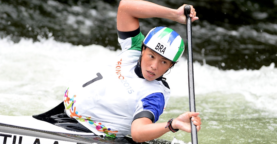 Brasileira Ana Satila durante a prova semifinal da canoagem slalom, categoria C1
