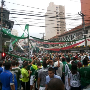 Torcedores do Palmeiras se reúnem nas imediações do Allianz Parque antes da final da Copa do Brasil - Diego Salgado/UOL