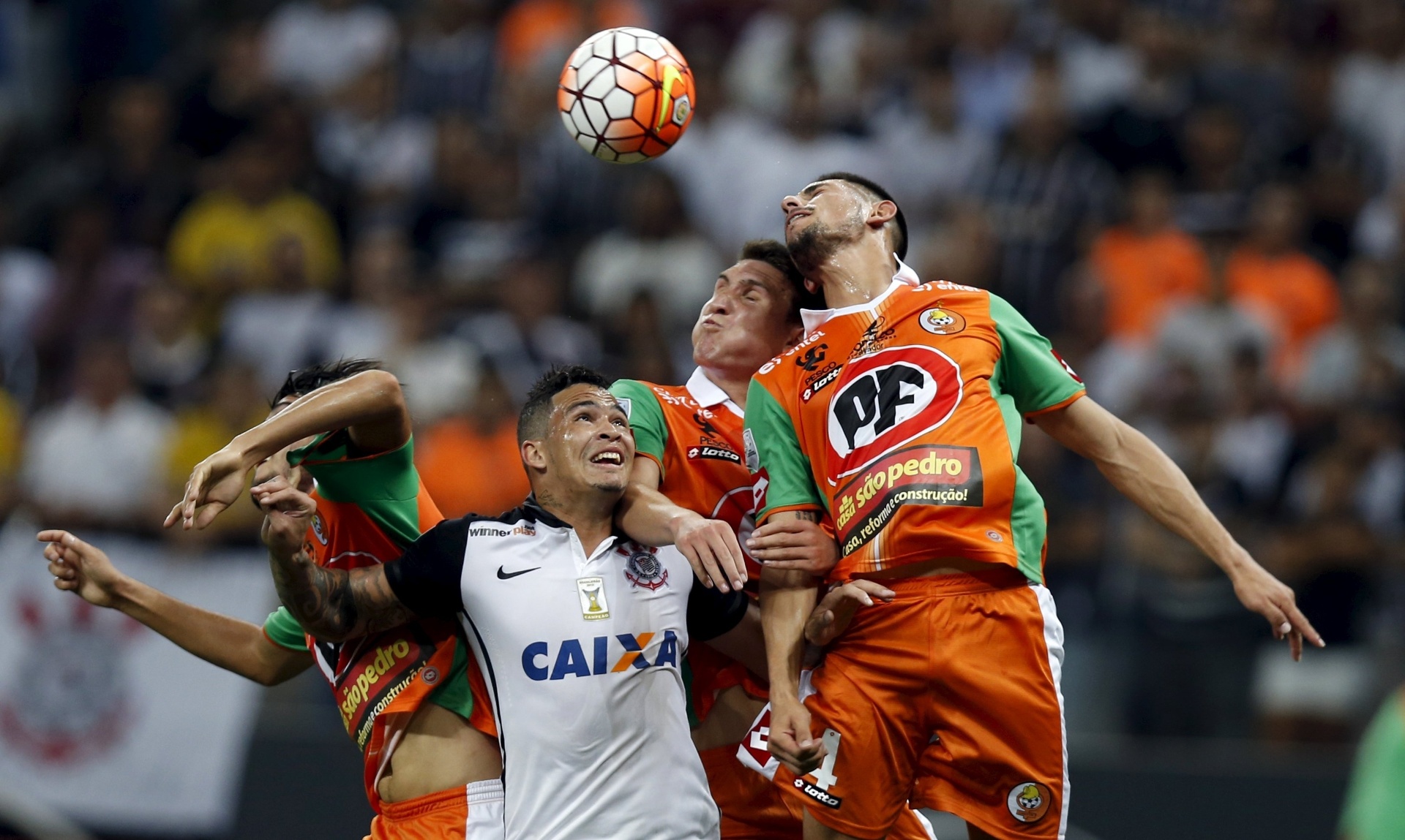 Luciano disputa a bola de cabeça no jogo do Corinthians contra o Cobresal, na Libertadores - REUTERS/Paulo Whitaker