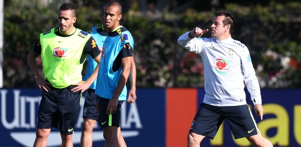 Dunga dá orientações a seus jogadores em treino da seleção brasileira - Lucas Figueiredo / MoWA Press