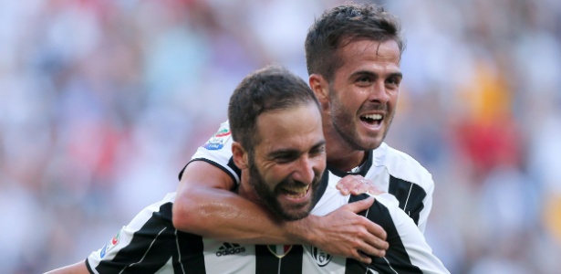 Higuaín comemora após marcar um dos gols da Juventus na vitória sobre o Sassuolo - MARCO BERTORELLO/AFP
