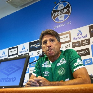 Renato Gaúcho chora e dá coletiva com camisa da Chapecoense: "Heróis" - Lucas Uebel/Divulgação Grêmio