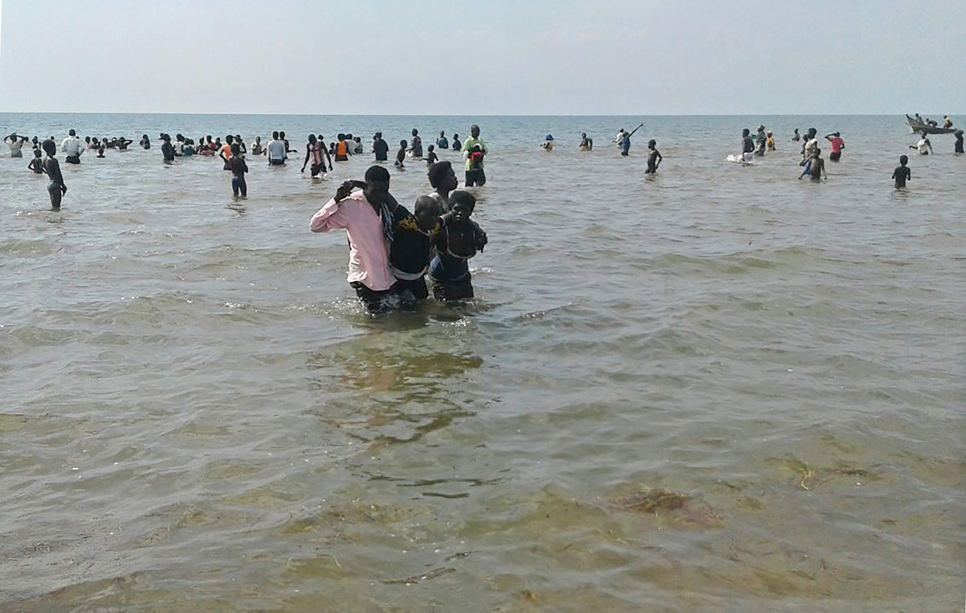 Um acidente de barco em Uganda registrou pelo menos nove mortes, segundo a imprensa local. A embarcação transportava 45 pessoas, entre torcedores e jogadores de um time amador local, quando afundou no Lago Alberto. Inicialmente, 15 pessoas sobreviveram - AFP Photo