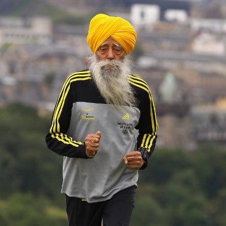 Fauja Singh é recordista na corrida de ano entre os atletas centenários Fauja Singh é recordista na corrida de ano entre os atletas centenários