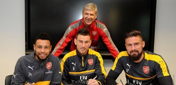 Os jogadores posaram para foto após a assinatura do novo vínculo  - Divulgação/Arsenal