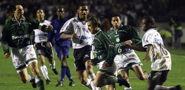 Corinthians e Palmeiras se enfrentam em 1999, em um final marcada por briga no campo - Paulo Whitaker/Reuters