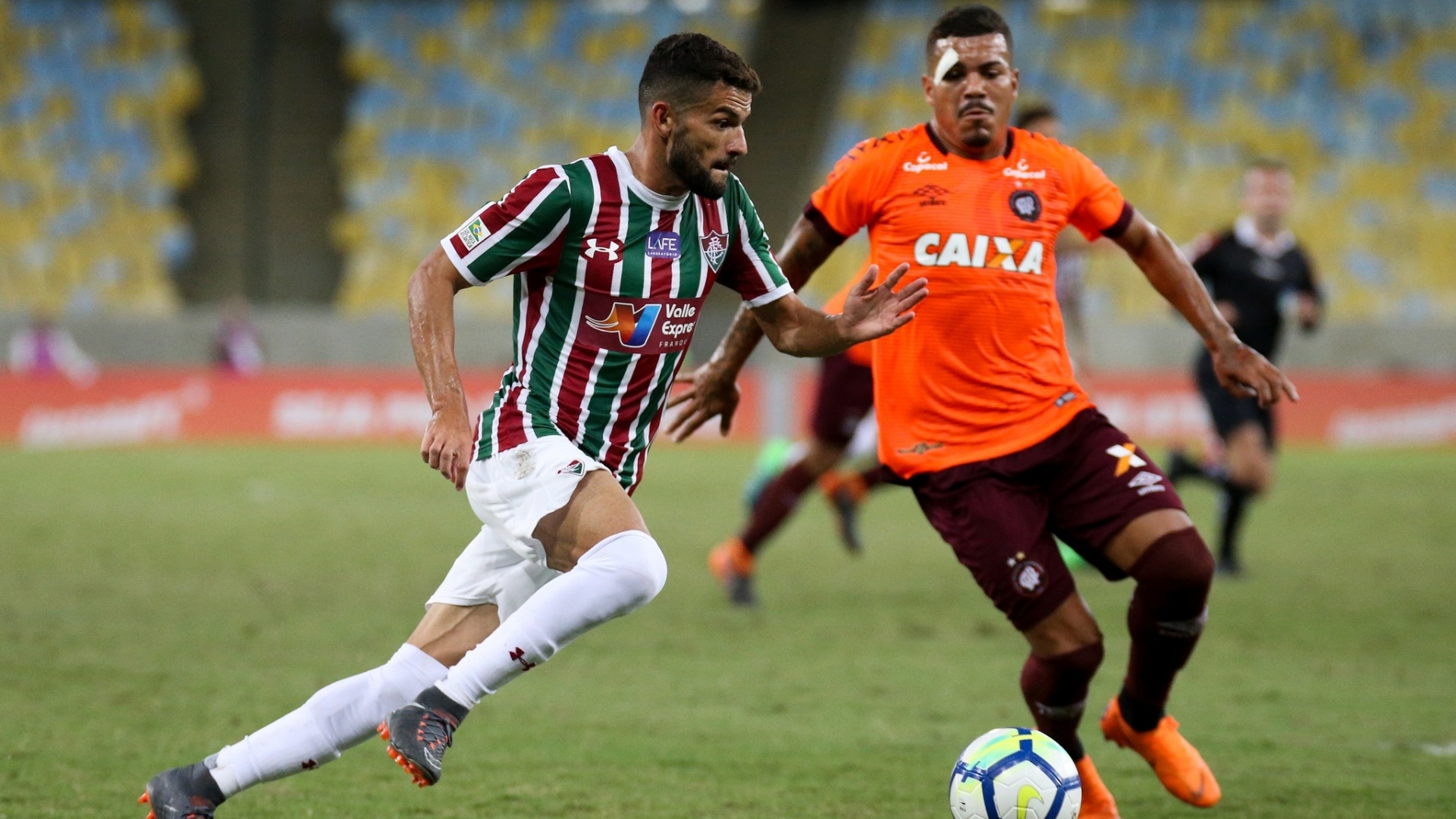Jadson encara a marcação no jogo Fluminense x Atlético-PR pelo Campeonato Brasileiro 2018