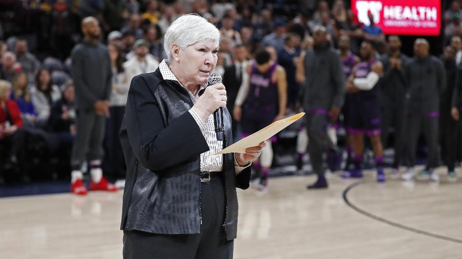 Gail Miller, dona do Utah Jazz, lê comunicado antes da partida da equipe pela NBA - Jeff Swinger-USA TODAY Sports