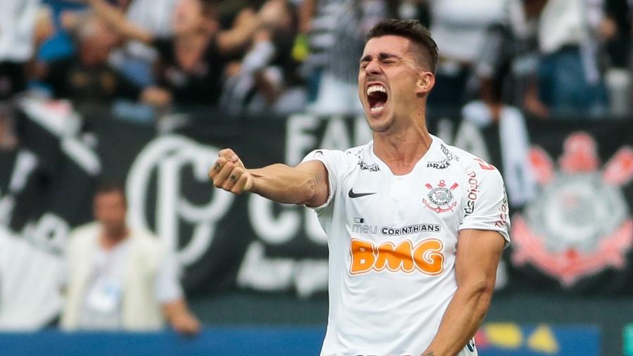 Danilo Avelar comemora gol do Corinthians sobre o São Paulo - Marcello Zambrana/AGIF