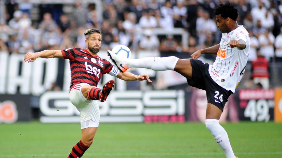 Diego e Gil disputam a bola na partida entre Corinthians e Flamengo pelo Campeonato Brasileiro do ano passado - Alan Morici/AGIF
