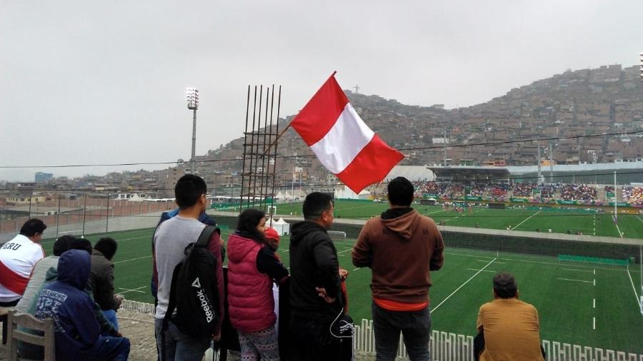 Peruanos assistem a partida de rúgbi em cima de laje - Demétrio Vecchioli/UOL