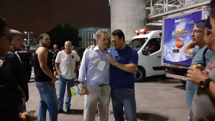 Sem roupa rubro-negra, presidente Rodolfo Landim conversa com torcedor após jogo com Botafogo no Nilton Santos - Leo Burlá / UOL Esporte