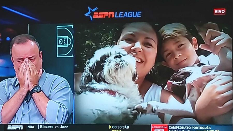Everaldo Marques chora ao ver homenagem da família em seu último programa na ESPN - Reprodução/ESPN