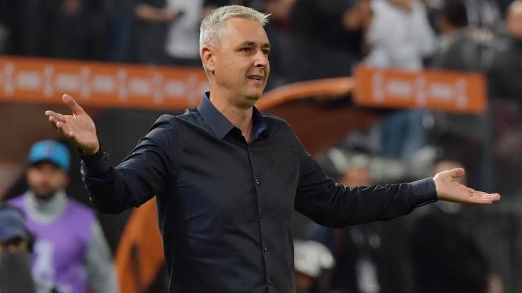 Tiago Nunes analisa Corinthians superior ao adversário, critica árbitro e defende Pedrinho: 