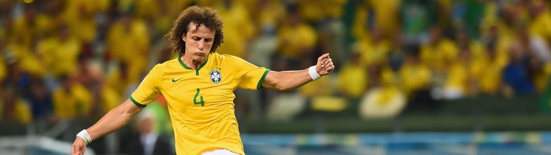 04.jul.2014 - David Luiz cobra falta com perfeição e marca o segundo gol do Brasil na vitória por 2 a 1 sobre a Colômbia, no Castelão