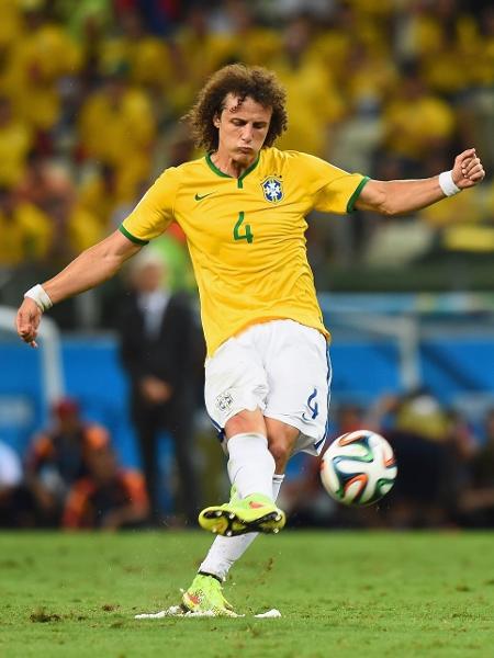 David Luiz cobra falta com perfeição e marca o segundo gol do Brasil na vitória por 2 a 1 sobre a Colômbia, no Castelão - Buda Mendes/Getty Images