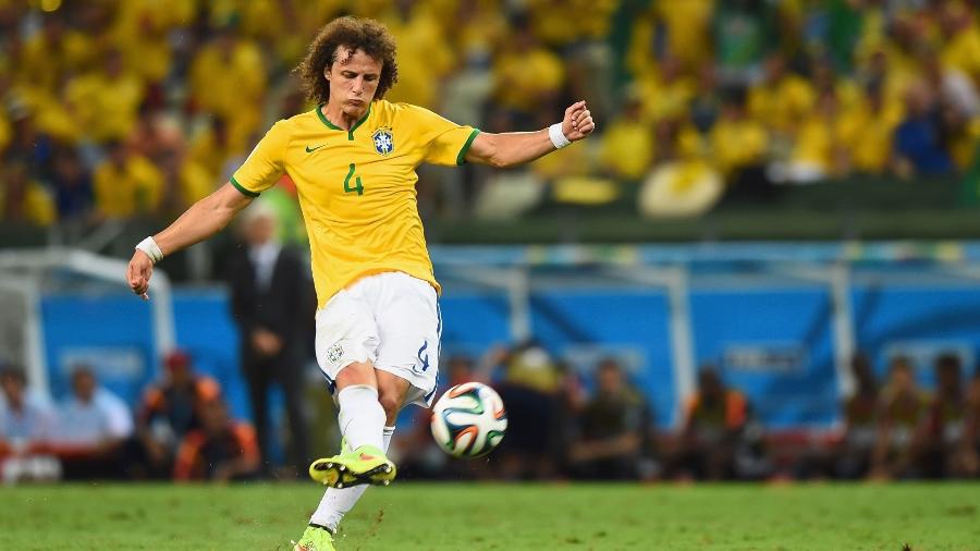 David Luiz cobra falta com perfeição para marcar gol do Brasil contra a Colômbia, na Copa de 2014 - Buda Mendes/Getty Images