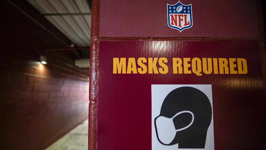 Cartaz no estádio FedExField, do Washington Football Team, avisa que "máscaras são necessárias" para acessar o local - Scott Taetsch/Getty Images