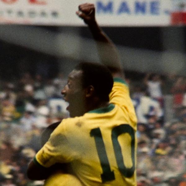 Pelé, de costas, comemora gol da seleção brasileira na Copa do Mundo de 1970
