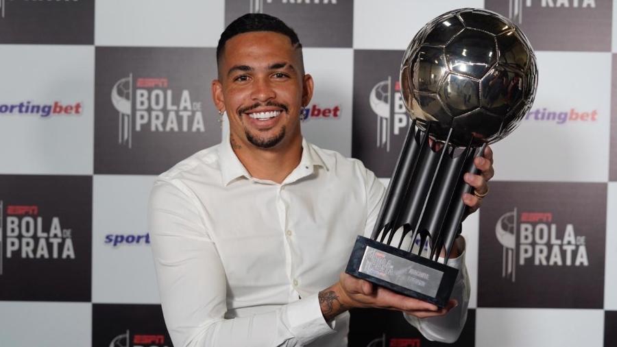 O atacante do São Paulo Luciano recebe a Bola de Prata como um dos melhores do Brasileirão - André Porto