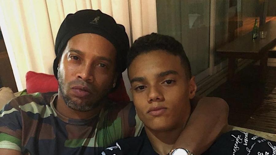 O ex-jogador Ronaldinho Gaúcho e seu filho João Mendes, sub-17 do Cruzeiro - Reprodução/Instagram