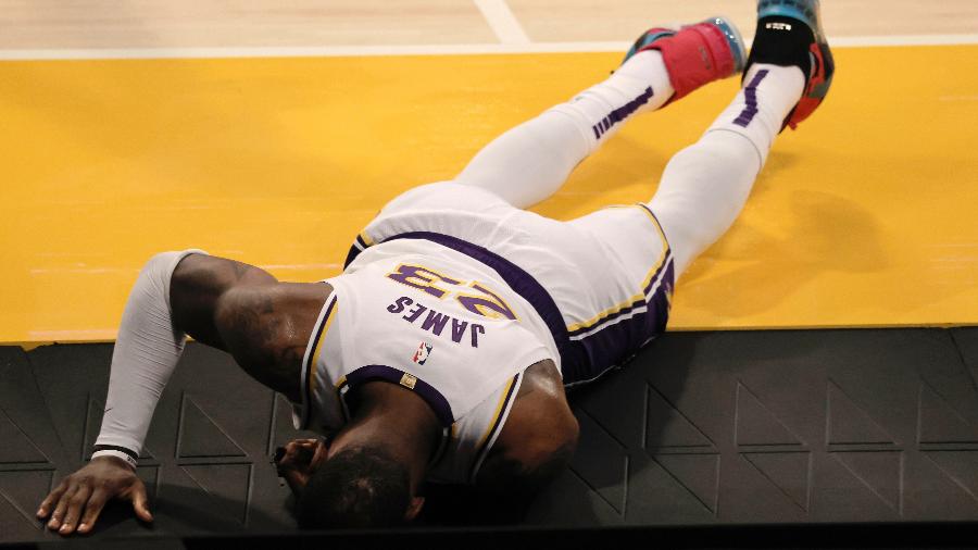 LeBron James no chão após lesão no tornozelo em jogo do Los Angeles Lakers contra o Atlanta Hawks - Michael Owens/Getty Images