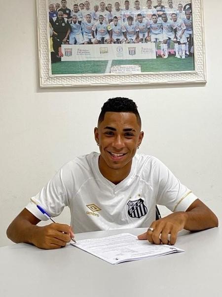 Felipe Freitas Laurindo, atacante joia da base do Santos assinando o primeiro contrato profissional - Divulgação