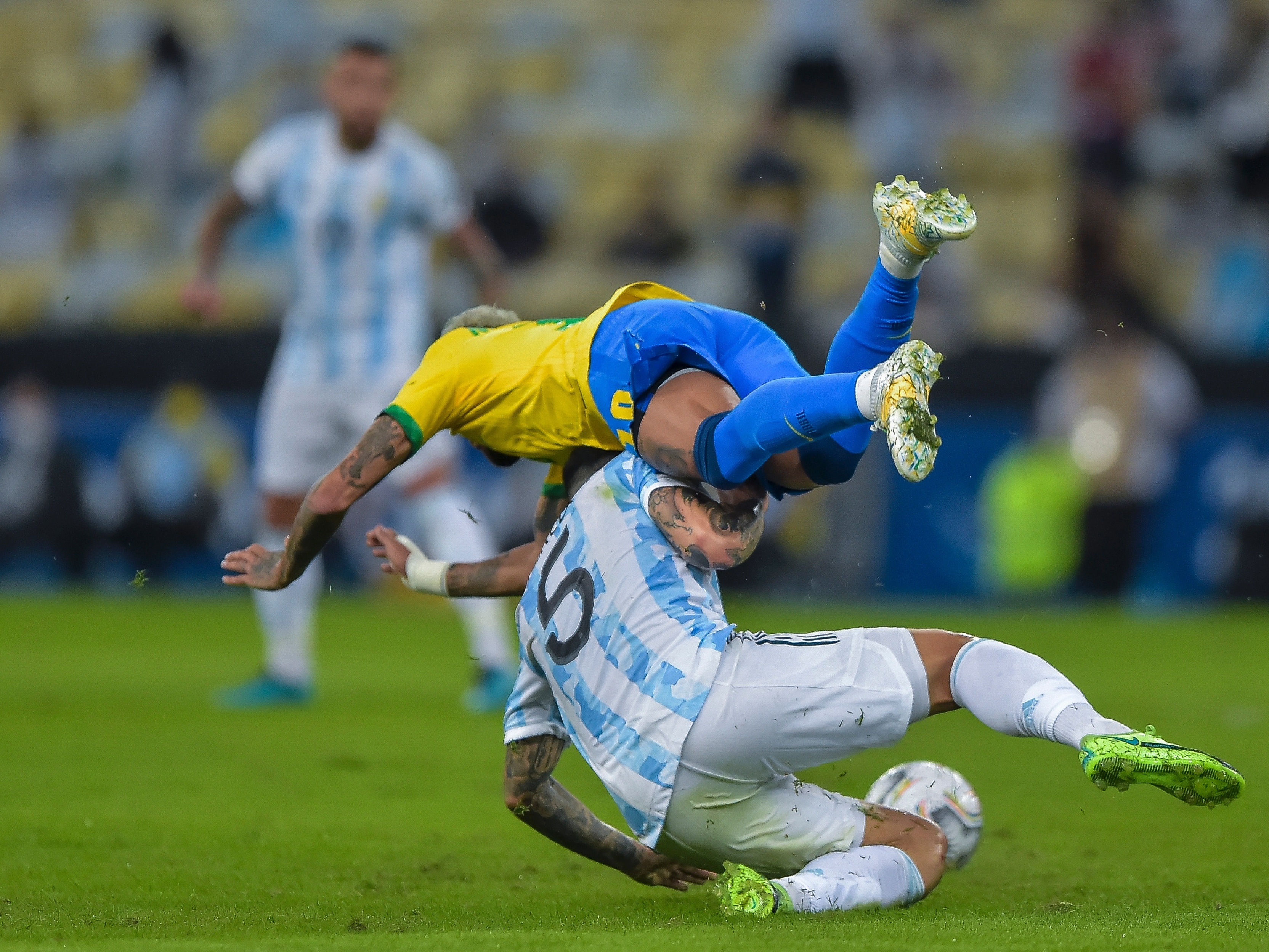 Atleta do Luton sofre parada cardíaca e jogo do Inglês é interrompido