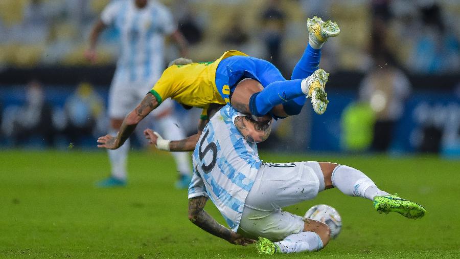 Neymar sofre entrada em disputa com Paredes na final da Copa América, em 10 de julho - Thiago Ribeiro/Thiago Ribeiro/AGIF