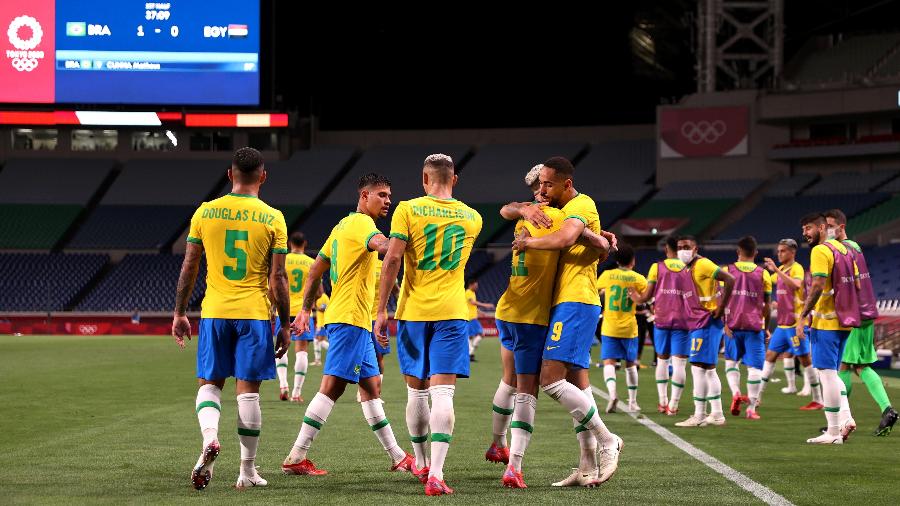Jogadores da seleção comemoram gol de Matheus Cunha contra o Egito, pelas quartas de final Olimpíadas - Buda Mendes/Getty Images