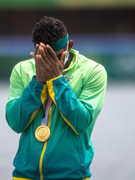 Isaquias Queiroz se emociona ao colocar a medalha de ouro no pescoço após vencer a prova do C1 1000m - Miriam Jeske/COB