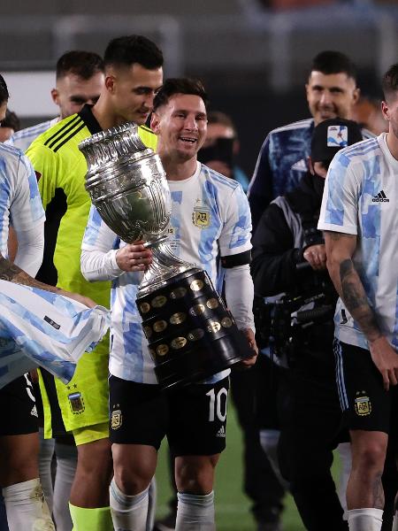 Messi com o troféu da Copa América após jogo com a Bolívia pelas Eliminatórias - Juan I. Roncoroni - Pool/Getty Images