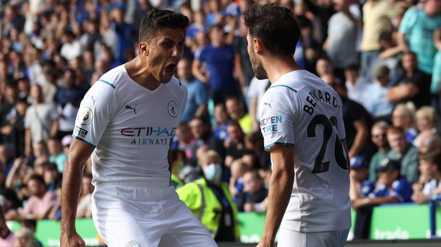 Bernardo Silva celebra com Rodri gol marcado pelo Manchester City sobre o Leicester - Lee Smith/Reuters