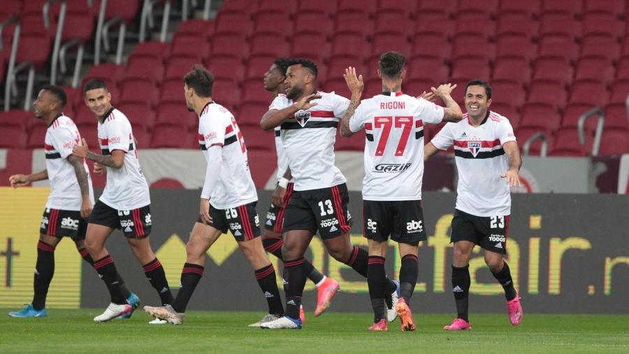 Jogadores do São Paulo comemoram gol de Rigoni com assistência de Éder - Miguel SCHINCARIOL/São Paulo FC