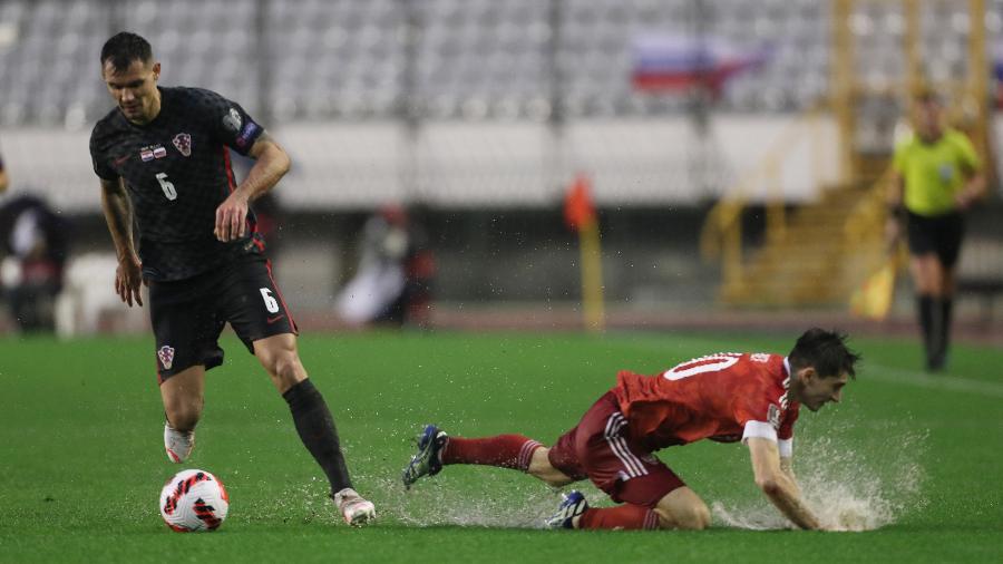 O croata Dejan Lovren disputa bola com o russo Zelimkhan Bakaev durante confronto pelo Grupo H das Eliminatórias Europeias para a Copa do Mundo do Qatar - 14/11/2021 - ANTONIO BRONIC/REUTERS