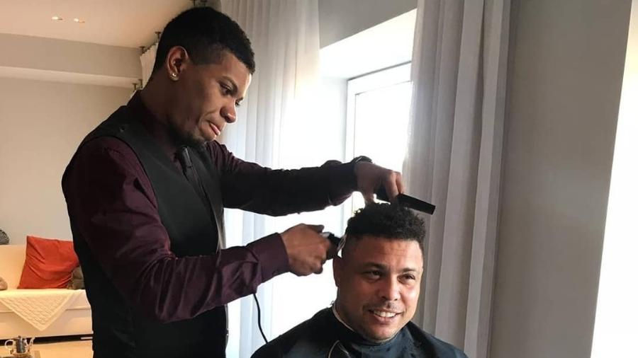 O barbeiro Tiago Faria cortando o cabelo de Ronaldo Fenômeno, em Madri (ESP) - Arquivo Pessoal