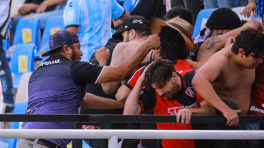 Torcedores de Querétaro e Atlas entram em conflito no estádio Corregidora - Manuel Velasquez/Getty Images