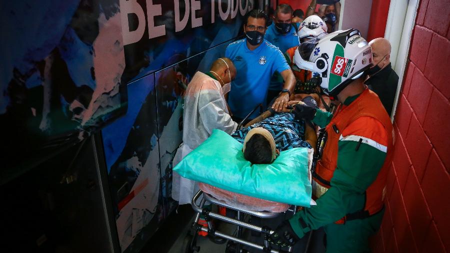 Villasanti sai de maca após sofrer traumatismo craniano por ser atingido por uma pedra no ônibus do Grêmio - Lucas Uebel/Grêmio