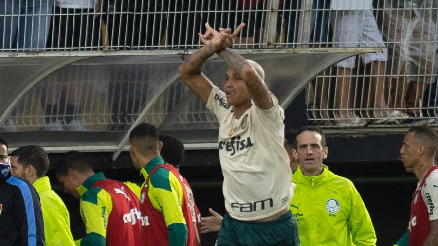 Deyverson celebra seu gol pelo Palmeiras contra o Bragantino pelo Paulistão - Diogo Reis/AGIF