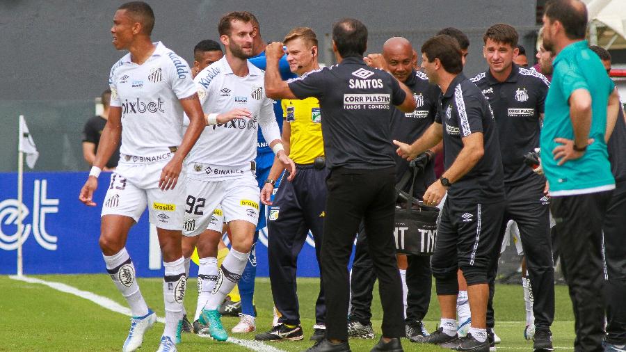 Léo Baptistão, do Santos, comemora seu gol durante partida contra o Coritiba - Fernanda Luz/ AGIF