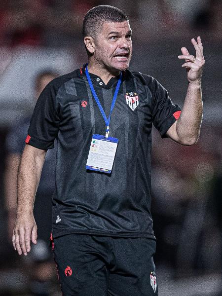 Umberto Louzer não é mais o técnico do Atlético-GO