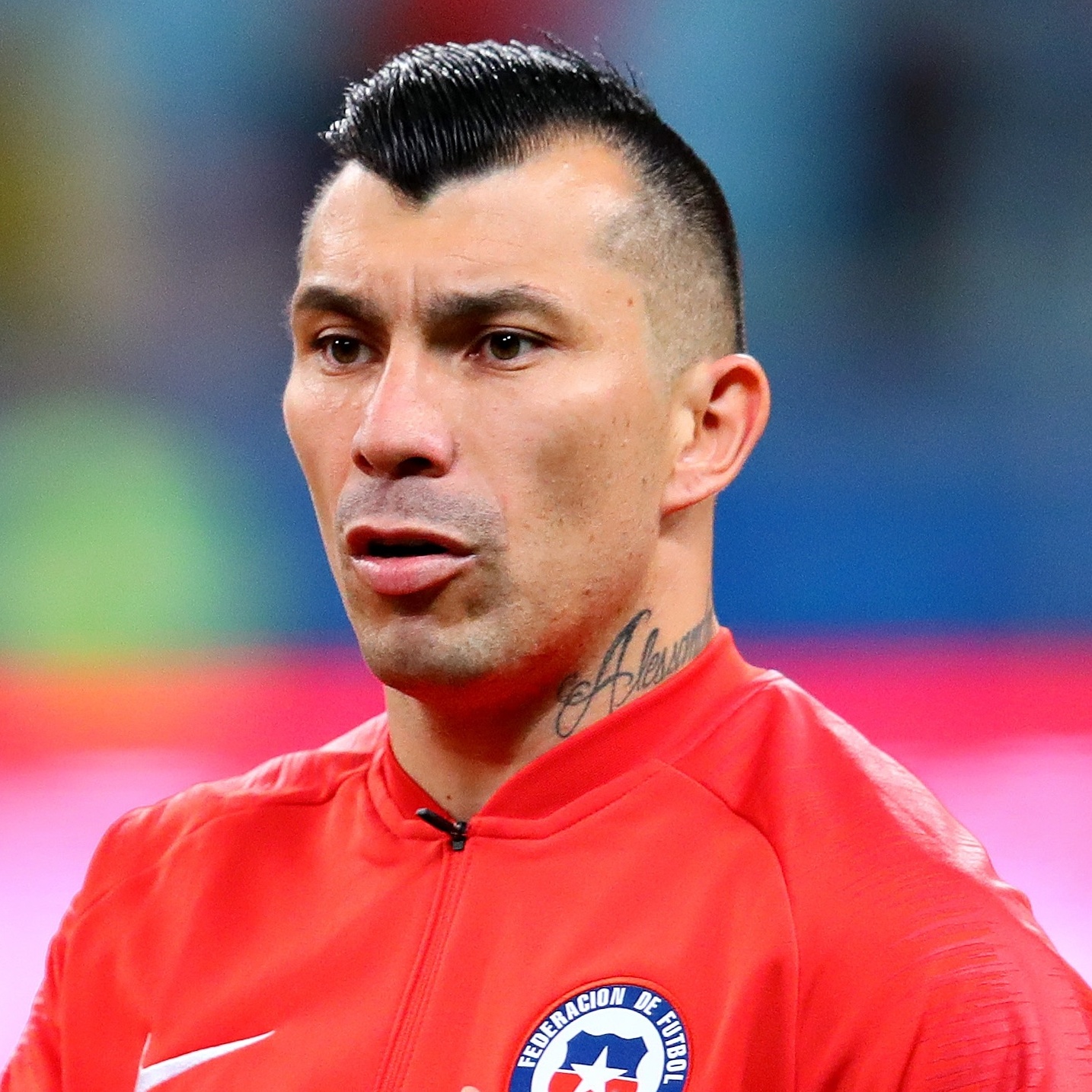 Codazo a gary medel