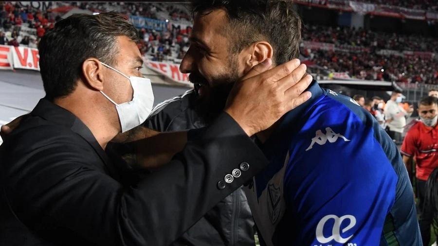 Marcelo Gallardo e Lucas Pratto se abraçam em amistoso River x Vélez - Reprodução TV TyC Sports