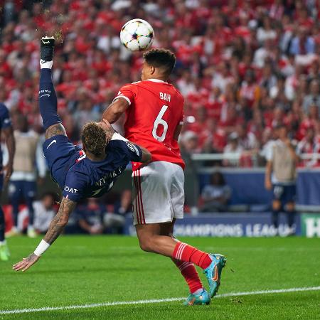 Neymar, do PSG, tenta gol de bicicleta em jogo contra o Benfica pela Liga dos Campeões. - Jose Manuel Alvarez/Quality Sport Images/Getty Images