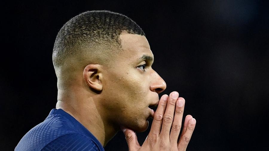 Mbappé se lamenta durante PSG x Benfica, jogo da Champions League - FRANCK FIFE / AFP