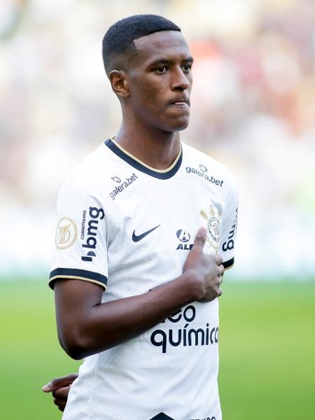 Robert Renan, zagueiro do Corinthians, durante hino nacional de jogo do Brasileirão 2022 - Rodrigo Coca/Agência Corinthians