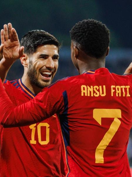 Ansu Fati comemora com Asensio o gol da Espanha - Reprodução/Twitter/Selección Española