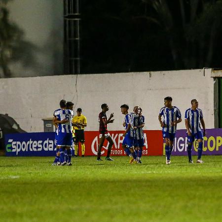 Jogadores do Avaí comemoram gol contra o Flamengo, pela 2ª fase da Copinha - Eder Martins/Estadão Conteúdo